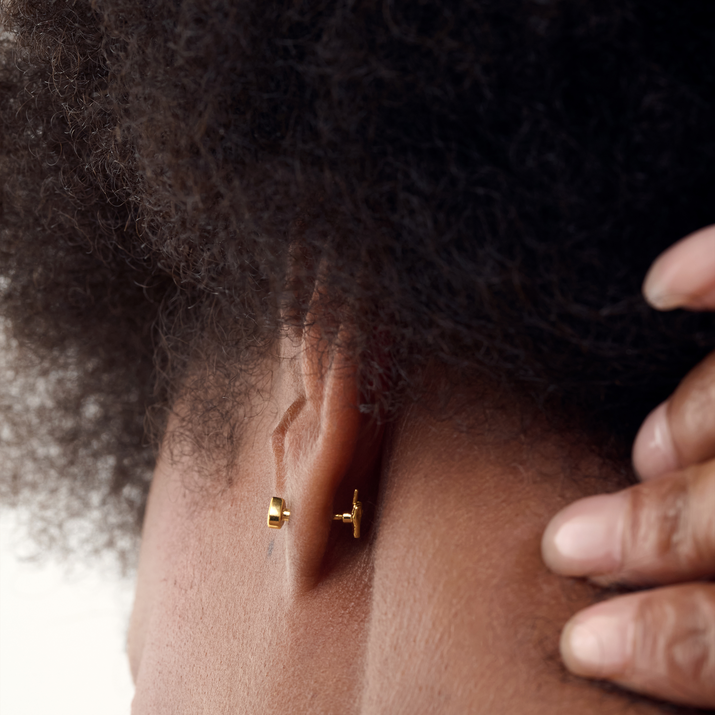 Twin Flame Studs Middle Finger / Black Heart